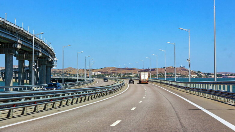 Хуснуллин сообщил, что на Крымском мосту движение автомобилей запущено по двум полосам