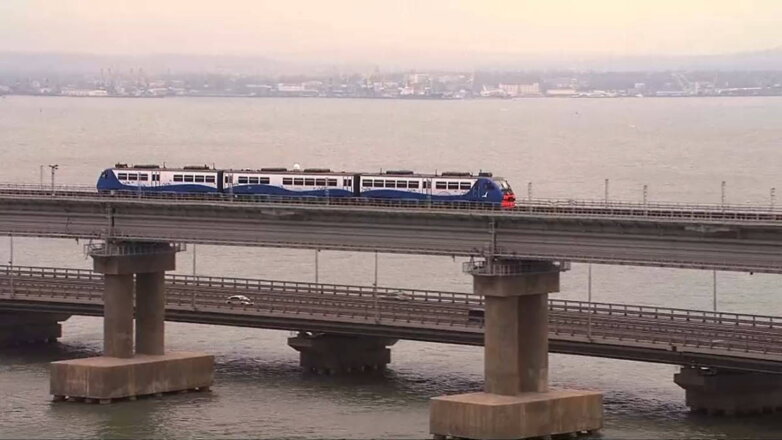 Пригородные поезда вновь запустили по Крымскому мосту