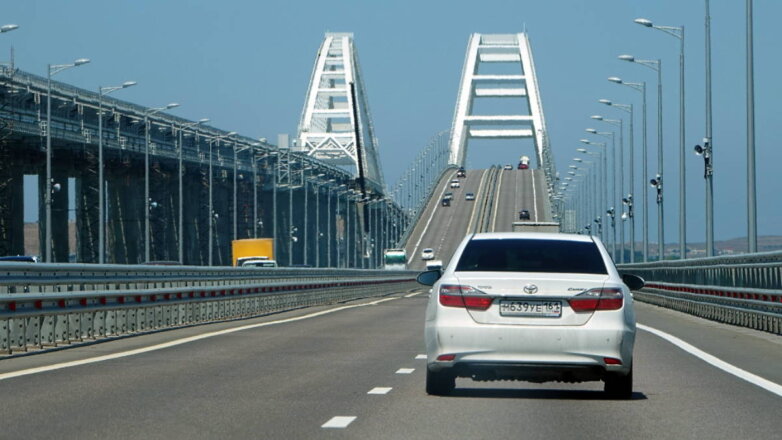 Начато движение автотранспорта по Крымскому мосту