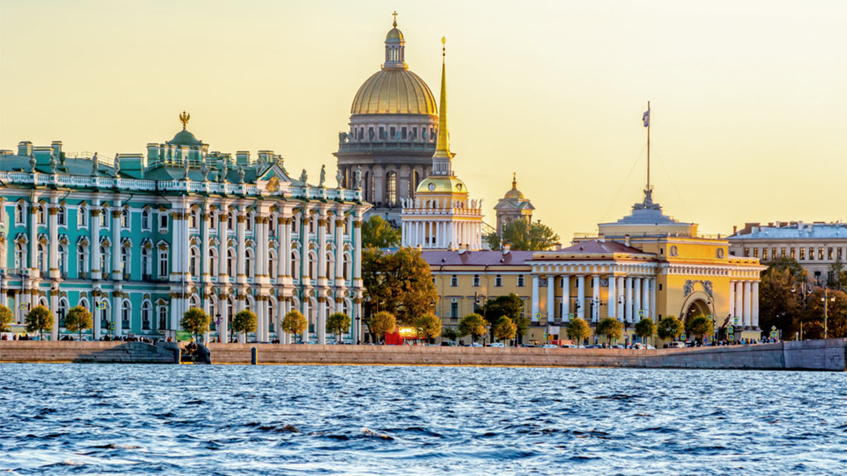 Зимний дворец Санкт-Петербург с Невы летом