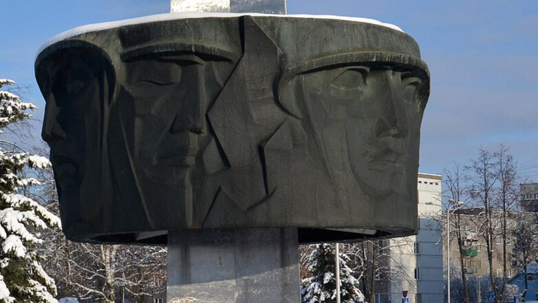 Посольство РФ в Латвии возмутилось сносом памятников в Даугавпилсе