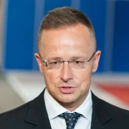 Европе нужен пакт демократии, чтобы освободиться от либеральной диктатуры, заявил Сийярто