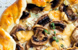 30 минут на кухне: картофельный пирог с грибами на сковороде