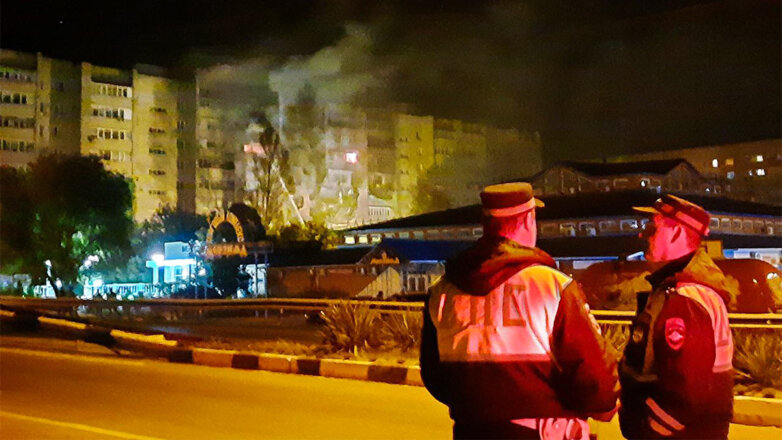 Последствия крушения военного самолета Су-34 у жилого многоэтажного дома в Ейске