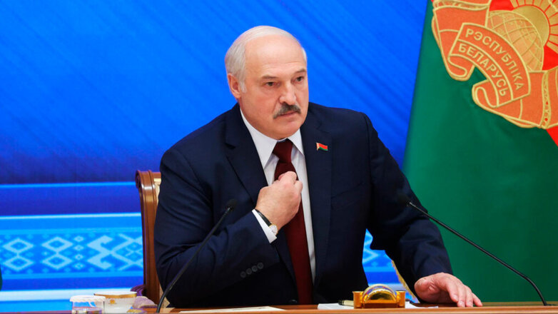 Лукашенко заявил, что получил травму во время колки дров