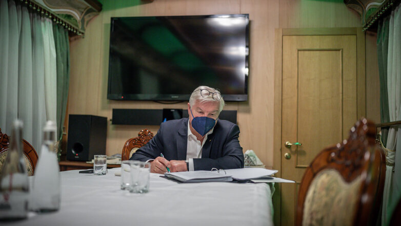 Президент ФРГ провел час в бомбоубежище на Украине из-за воздушной тревоги