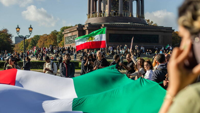 Около 80 тысяч человек в Берлине вышли на улицы, чтобы поддержать протестующих в Иране