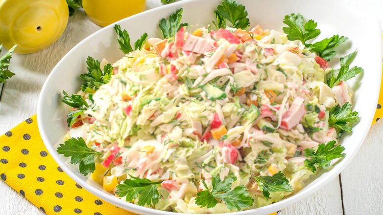 30 минут на кухне: нежный салат с дайконом и крабовыми палочками