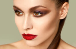 Омолаживающий эффект: 3 лучших оттенка теней для женщин за 40