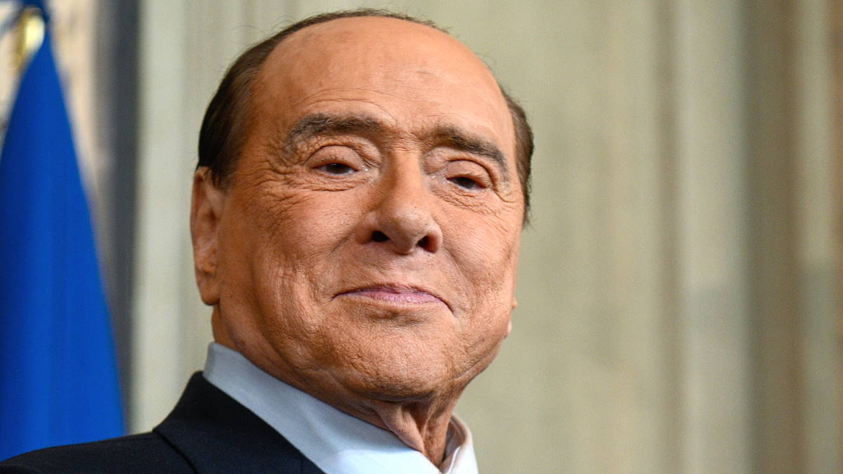 Берлускони назвал шуткой свои слова про обмен с Путиным водкой и вином