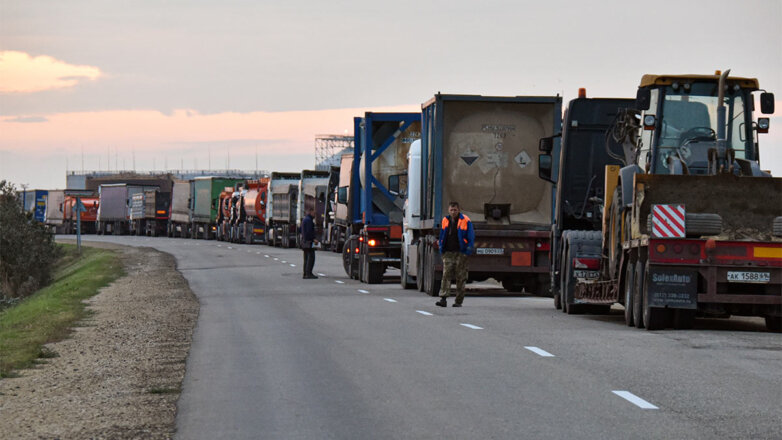 Более 650 грузовиков ожидают в Крыму очереди на переправу через Керченский пролив