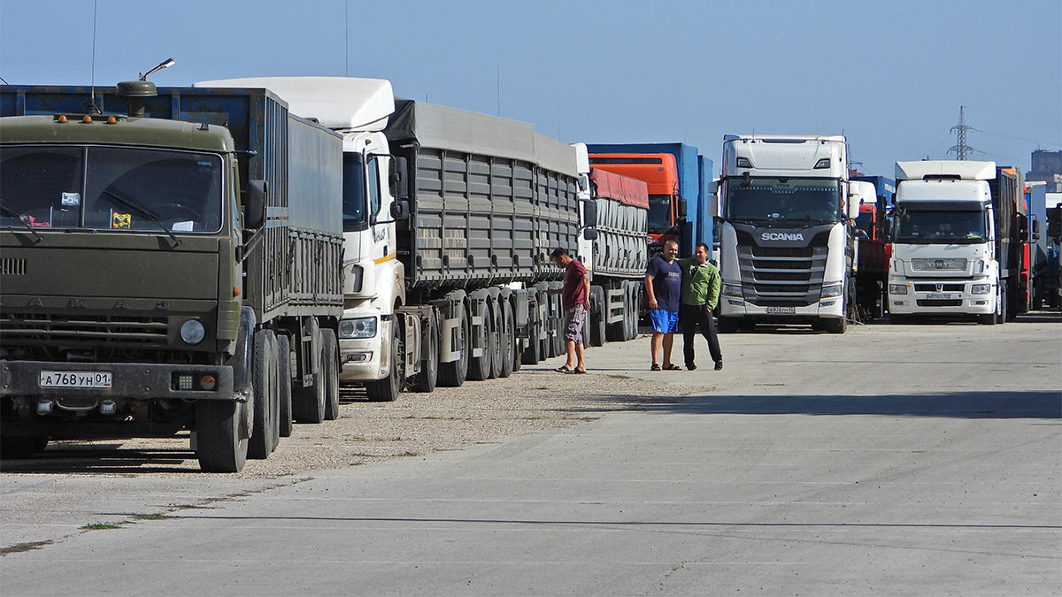 В очереди на переправу через Керченский пролив скопилось более 1700 грузовиков