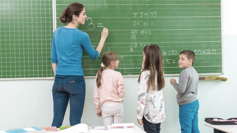 RT: средняя зарплата учителя в первом полугодии составила 63,6 тысячи рублей