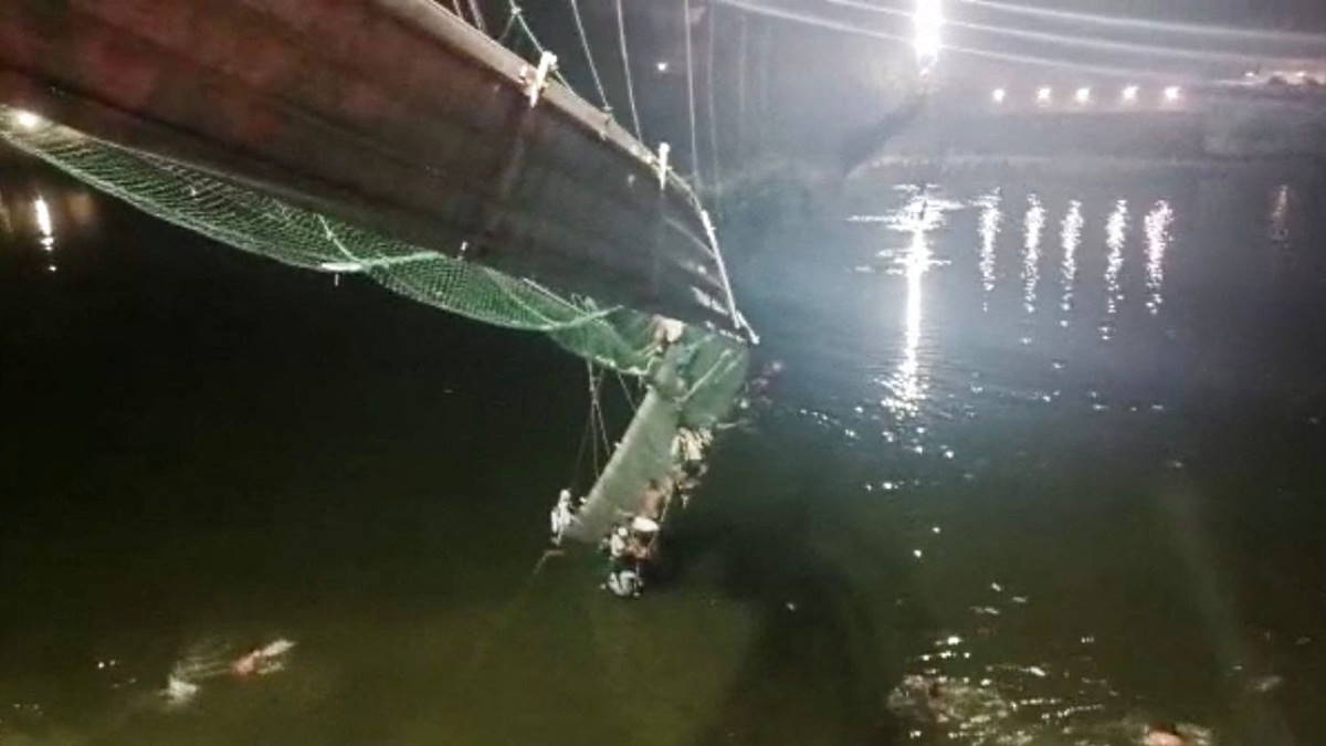 Hindu: в Индии при обрушении моста погибли по меньшей мере 90 человек
