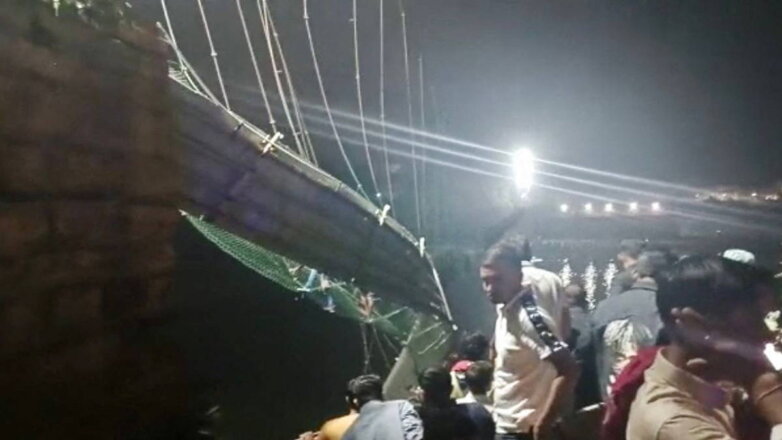В Индии обрушился подвесной мост