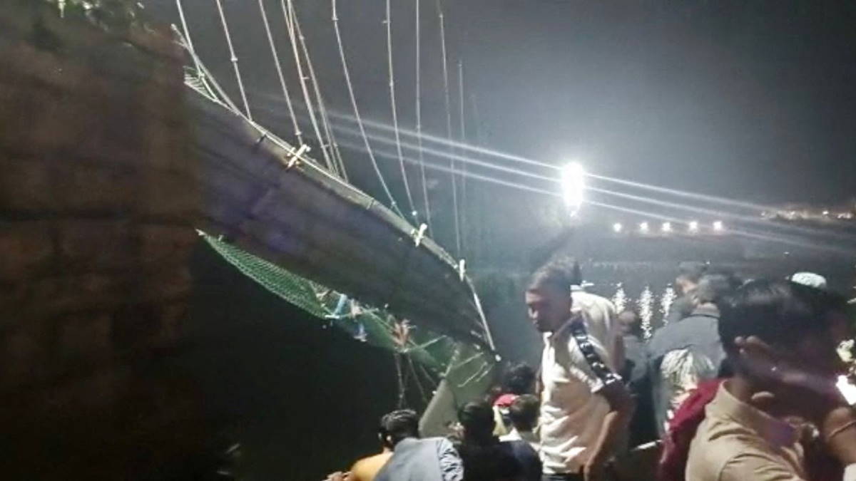 Крушение моста 2024. Гуджарат Индия мост. Подвесной мост в Индии Гуджарат. В Индии рухнул вантовый мост. Рухнул подвесной мост.