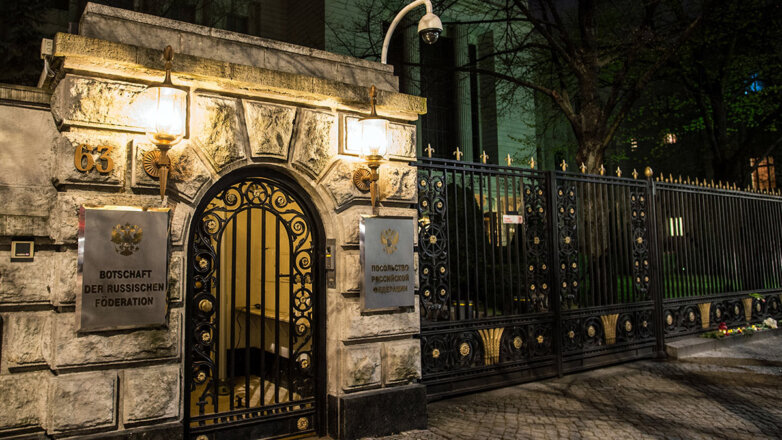 Неизвестные забросали баллонами с краской здание российского посольства в ФРГ
