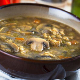 Просто и вкусно: грибной суп с перловкой