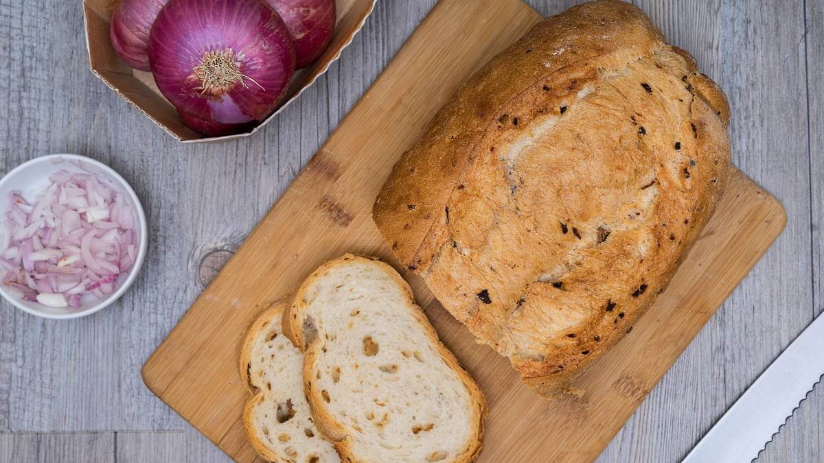 Хрустящий хлеб в духовке. Луковый хлеб. Домашний луковый хлеб. Дело в хлебе. Хлеб регион.