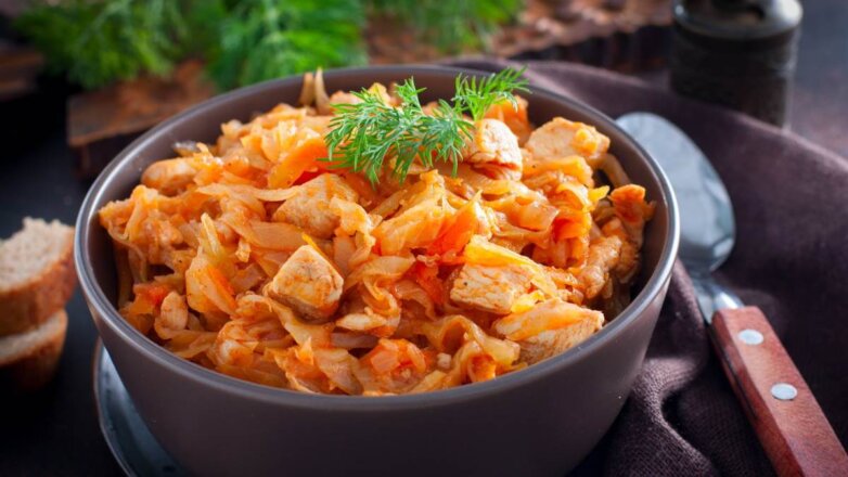 30 минут на кухне: овощное рагу с копченой курицей в микроволновке