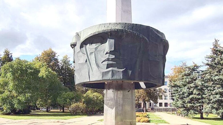 В Латвии обещали сохранить часть советского монумента в Сквере Славы