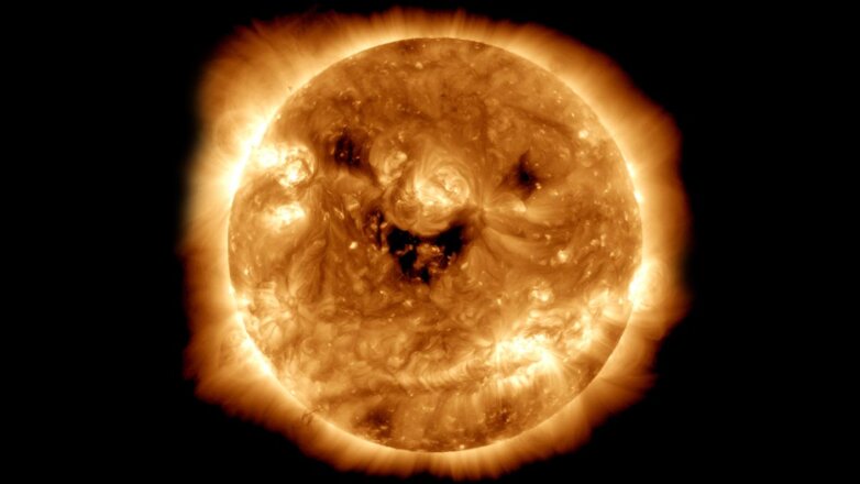 Астрономы показали "улыбающееся" Солнце