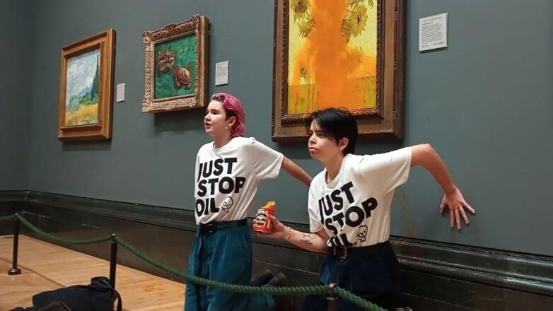 В Лондоне активисты облили супом картину Ван Гога "Подсолнухи"
