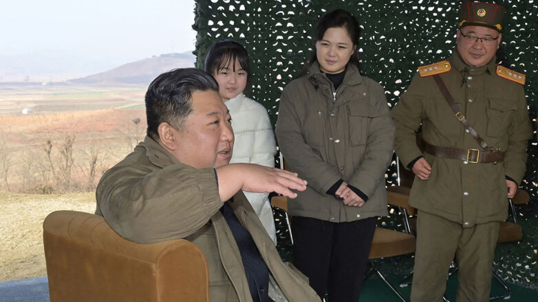 Ким Чен Ын с дочерью и женой