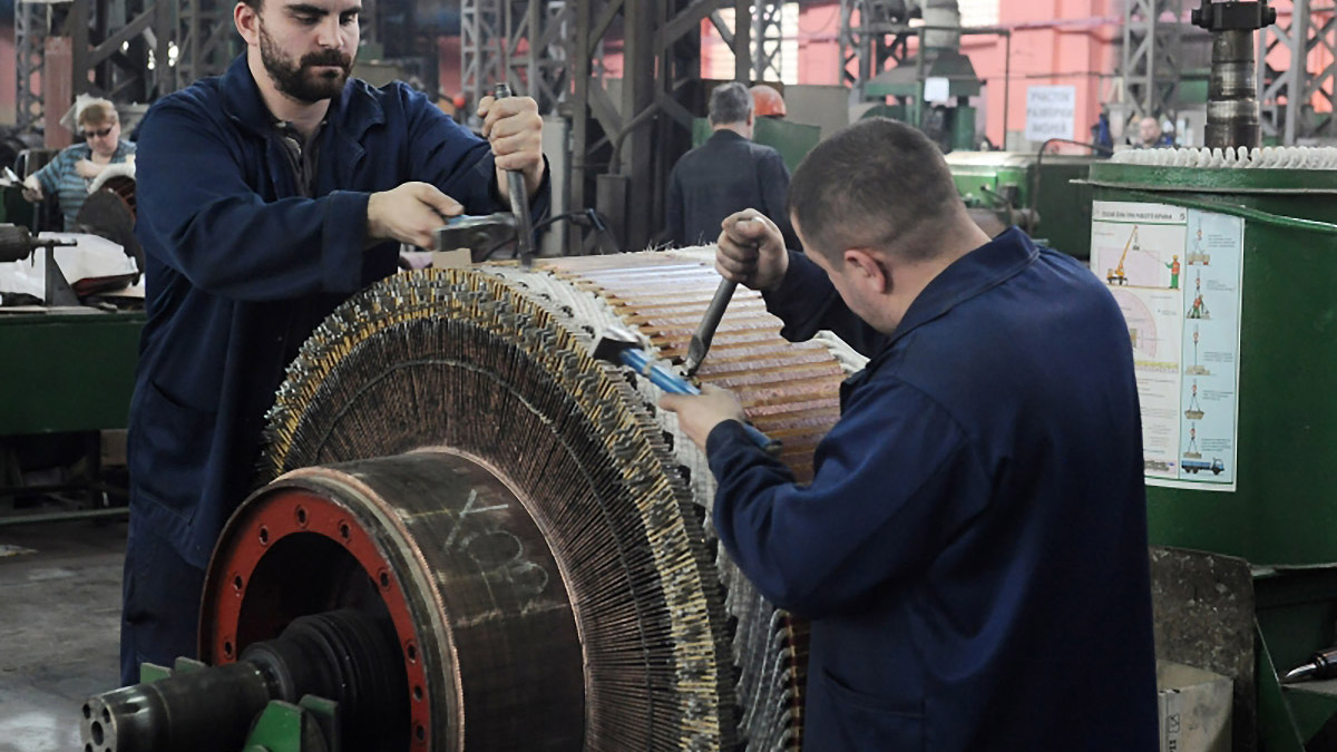 Рабочие ремонтируют якорь генератора тепловоза в электромашинном цехе