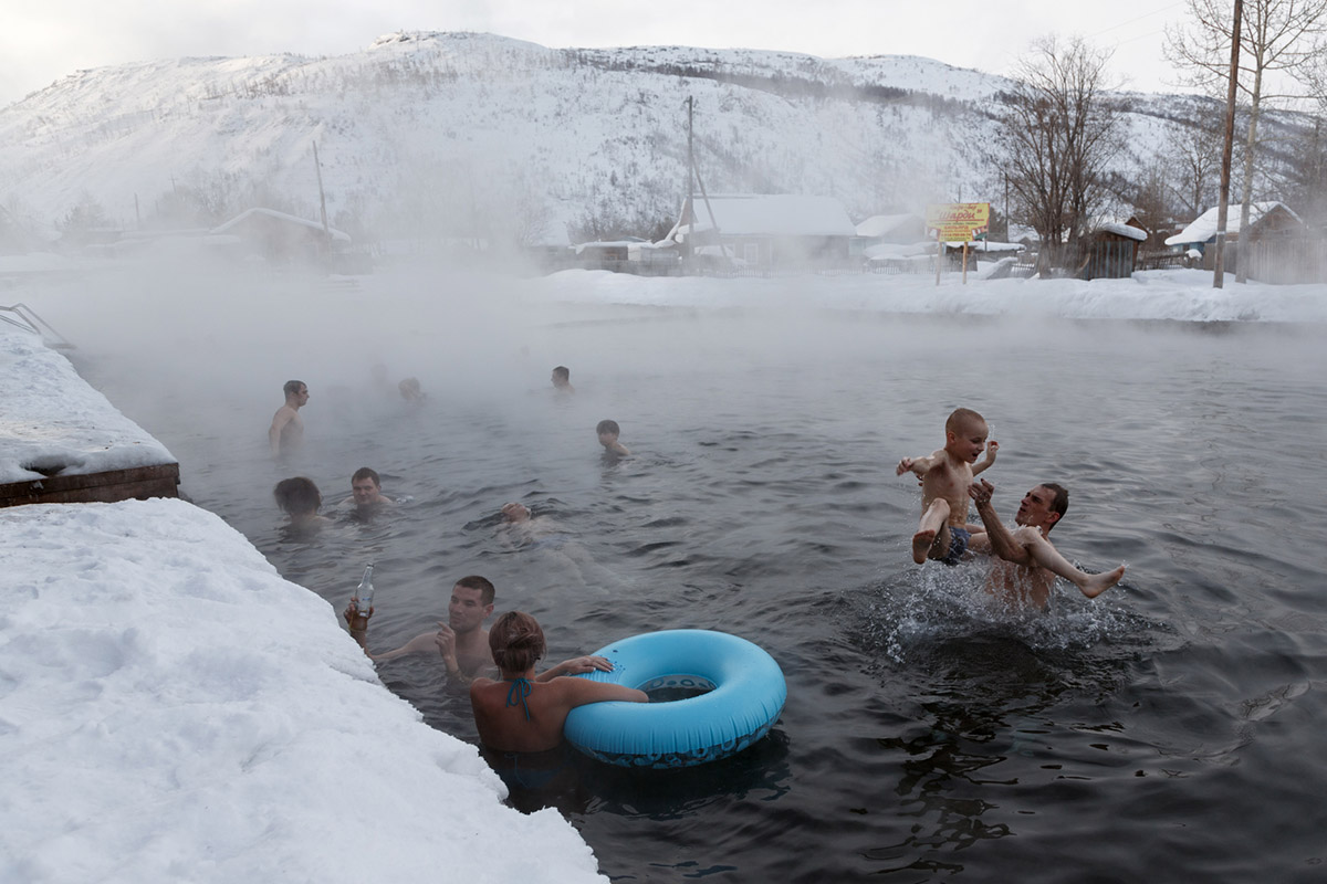 Туристы купаются в бассейне с термальной водой. Камчатка, село Эссо