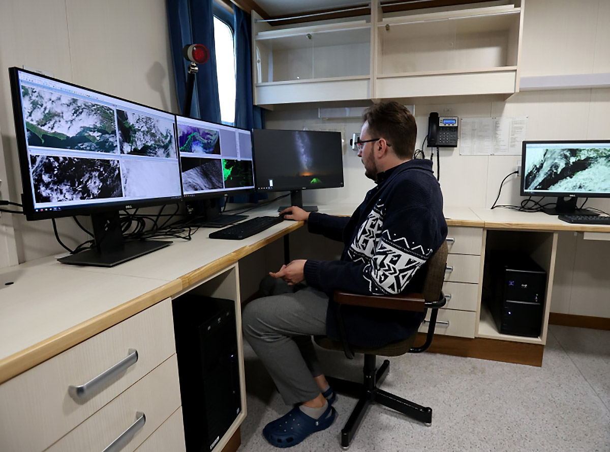 Член экипажа в лаборатории приема спутниковой гидрометеорологической информации ЛСП "Северный полюс"