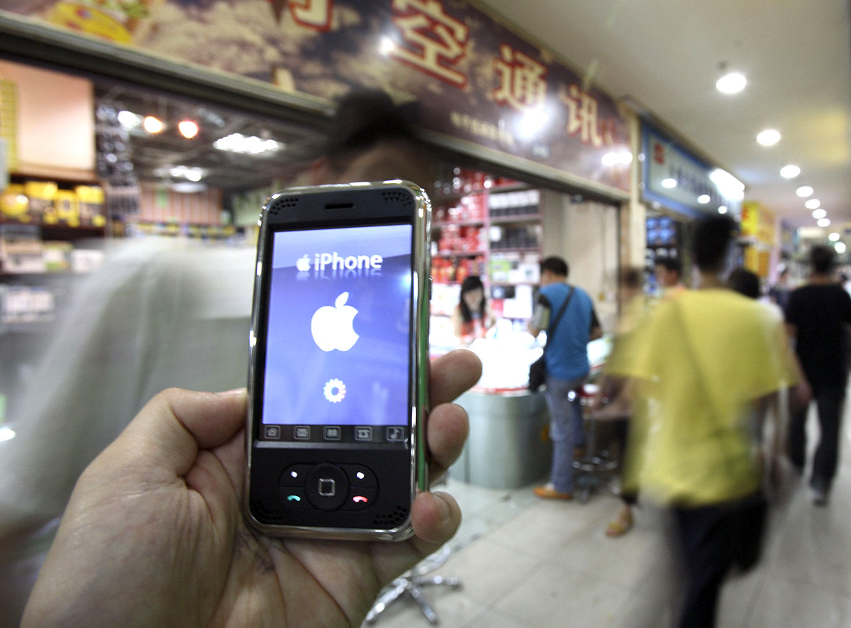 Поддельный мобильный телефон Apple Inc. на рынке Китая