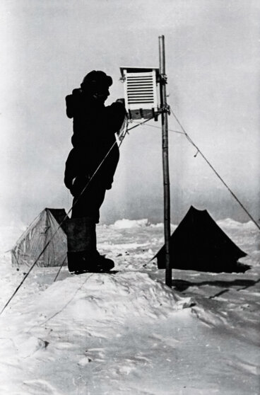 Метеоролог и геофизик Евгений Федоров снимает показания метеорологических приборов на станции «Северный полюс-1»