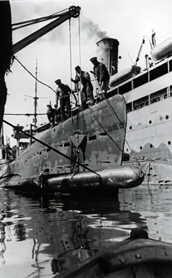 Погрузка торпед на подводную лодку "Щ-215"