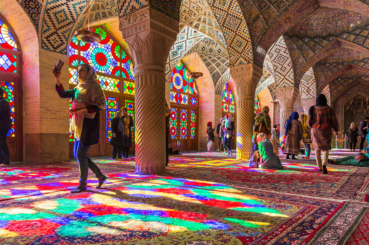 Туристы в мечети Насир оль-Мольк (Розовая мечеть) в Иране