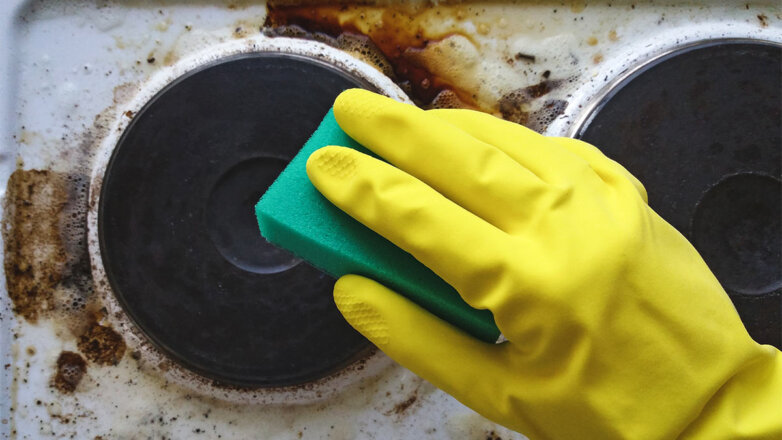 Как очистить плиту от нагара: блогер назвала простой и действенный способ