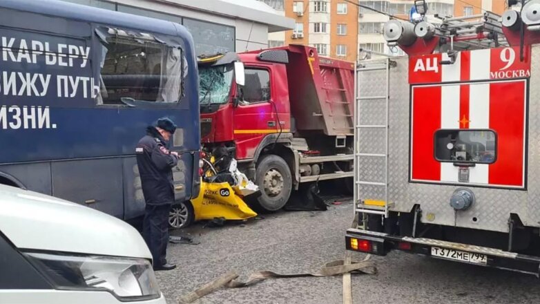 Жертвами ДТП с такси и грузовиком стали 34-летняя москвичка и 30-летний нижегородец