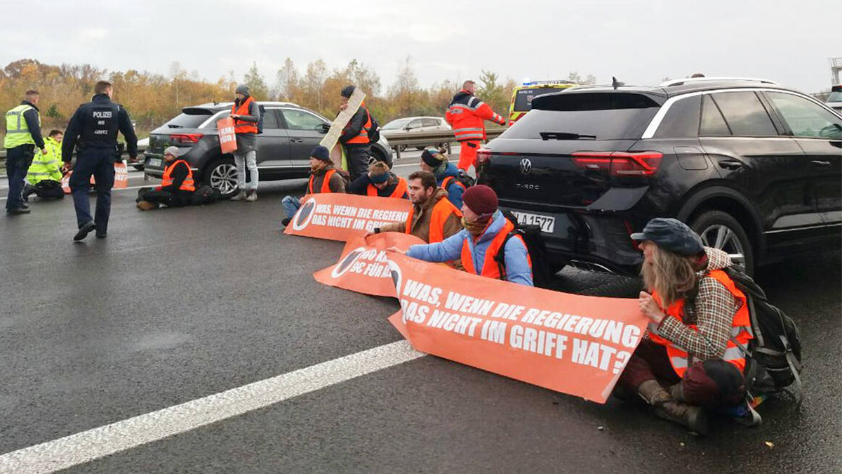 Экоактивисты блокируют дорогу в аэропорт Берлина