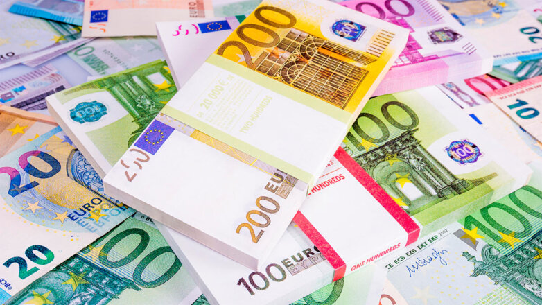 Курс евро поднялся выше 77 рублей впервые с 27 апреля