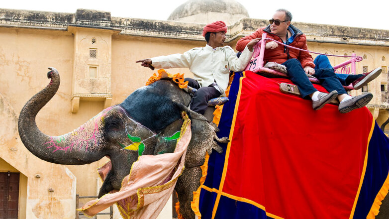 Турист на слоне в Индии