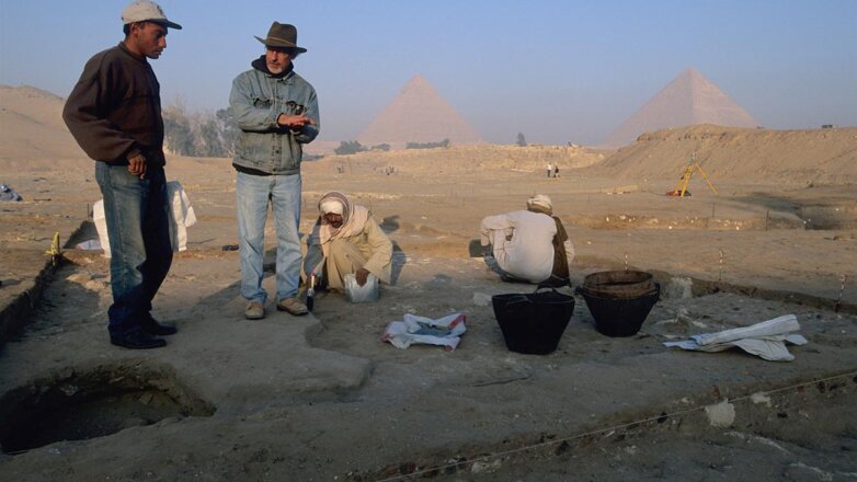 Археологи в Египте