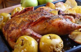 Праздничная кухня: гусь с яблоками в рукаве в духовке