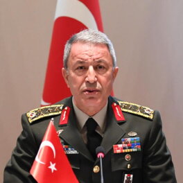 Глава Минобороны Турции инспектирует войска на границе с Ираком