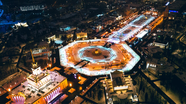 Новый зимний сезон стартовал на ВДНХ с открытия самого большого в Москве катка