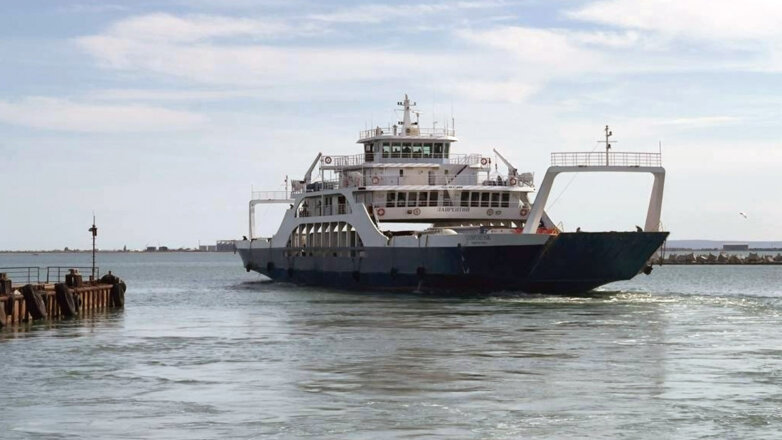 Паромы перевезли через Керченский пролив почти 28 тысяч пассажиров за месяц