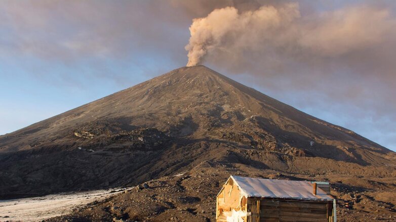 Ученые заявили, что вулкан на Камчатке начал выбрасывать "бомбы"