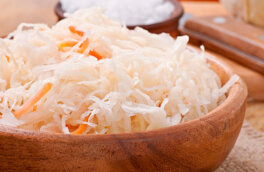 Добавьте один ингредиент и снимайте пробу уже завтра: приготовленная по этому рецепту квашеная капуста будет особенно вкусной