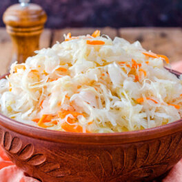 Квашеная капуста получилась мягкой: 3 ошибки, которые лишают блюдо хруста