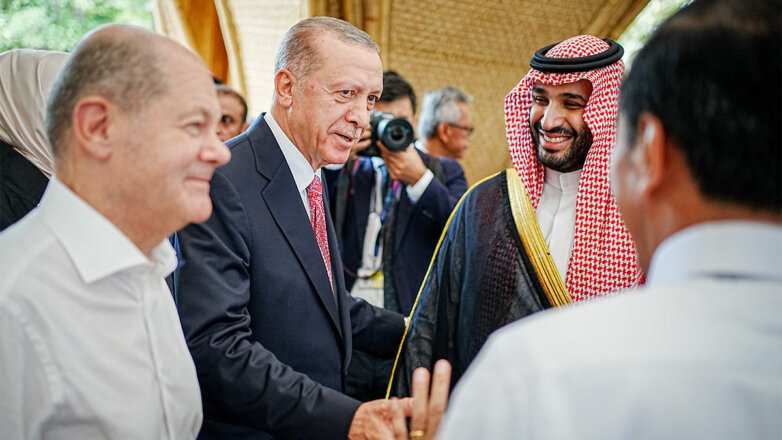 Лидеры стран Германии, Турции и Саудовской Аравии во время обеда на саммите G20 в Индонезии