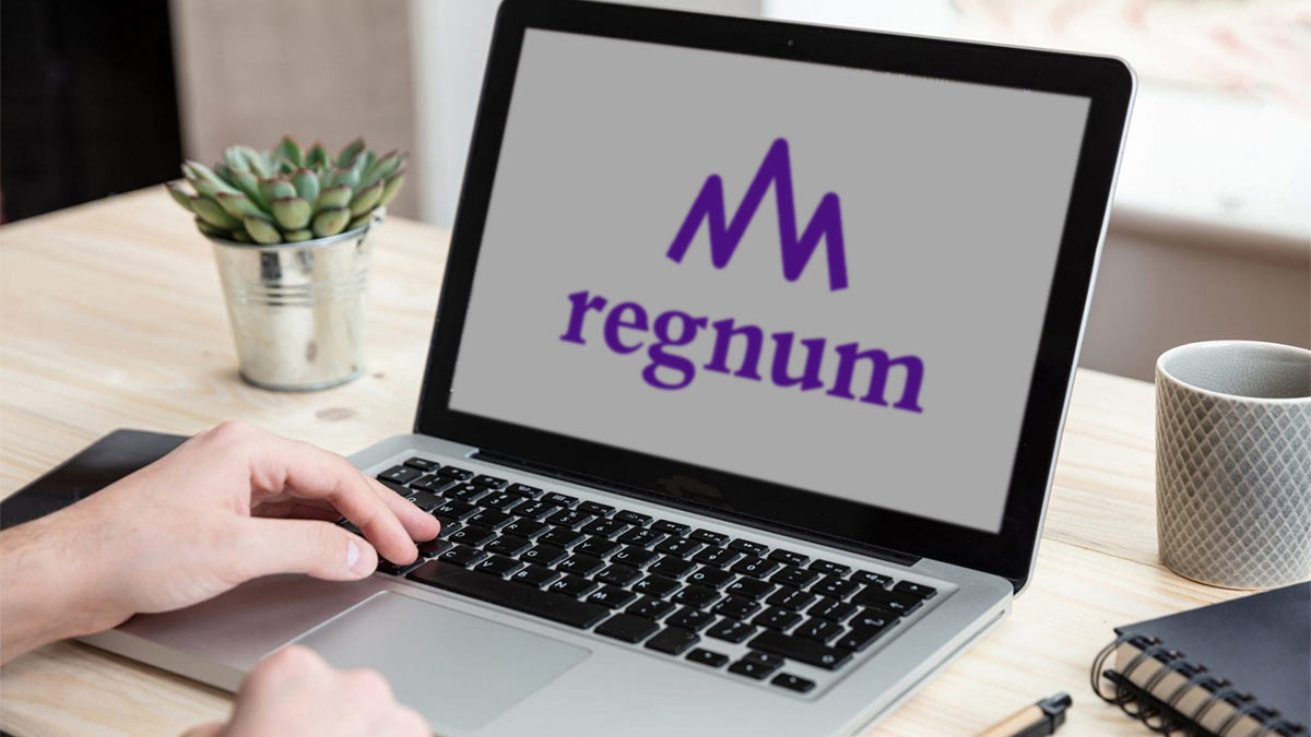 Логотип Regnum на экране ноутбука
